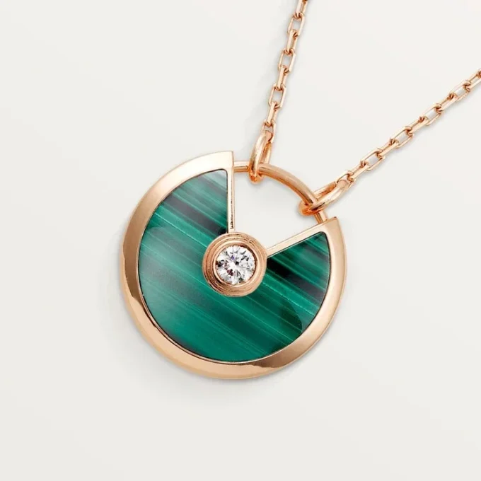 Amulette De Cartier-halsband, liten modell – rosa guld, malakit, diamant – Cartier Amulette De Cartier-halsband, liten modell – rosa guld, malakit, diamant – Cartier