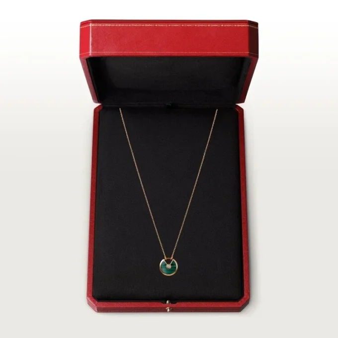 Amulette De Cartier-halsband, liten modell – rosa guld, malakit, diamant – Cartier Amulette De Cartier-halsband, liten modell – rosa guld, malakit, diamant – Cartier