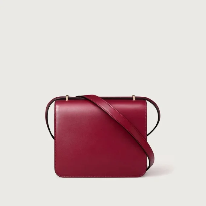 Axelväska, Mini, Double C De Cartier – Körsbärsrött kalvskinn, guld och körsbärsröd emaljfinish – Cartier Axelväska, Mini, Double C De Cartier – Körsbärsrött kalvskinn, guld och körsbärsröd emaljfinish – Cartier