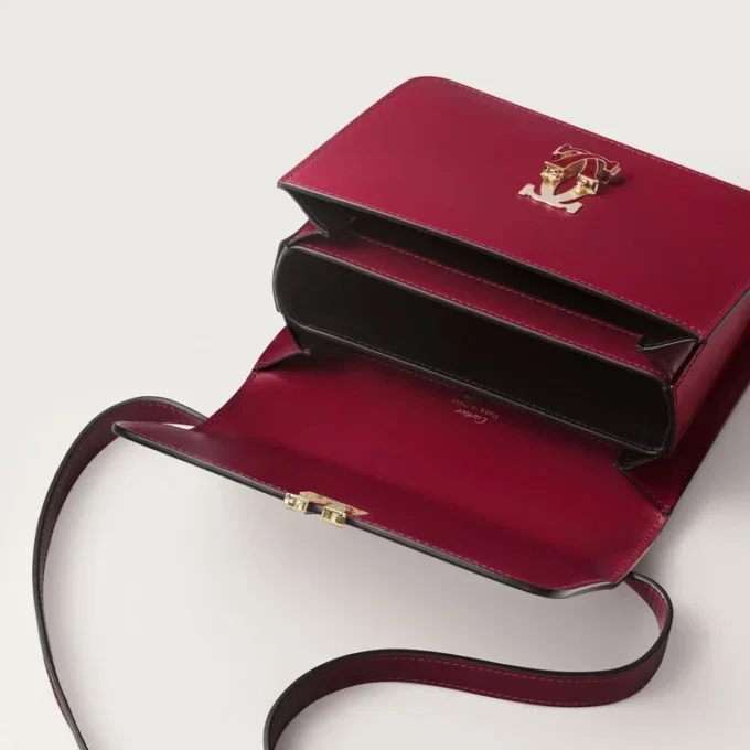 Axelväska, Mini, Double C De Cartier – Körsbärsrött kalvskinn, guld och körsbärsröd emaljfinish – Cartier Axelväska, Mini, Double C De Cartier – Körsbärsrött kalvskinn, guld och körsbärsröd emaljfinish – Cartier