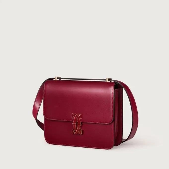 Axelväska, Mini, Double C De Cartier – Körsbärsrött kalvskinn, guld och körsbärsröd emaljfinish – Cartier Axelväska, Mini, Double C De Cartier – Körsbärsrött kalvskinn, guld och körsbärsröd emaljfinish – Cartier