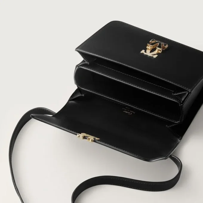 Axelväska, Mini, Double C De Cartier – Svart kalvskinn, guld- och svart emaljfinish – Cartier Axelväska, Mini, Double C De Cartier – Svart kalvskinn, guld- och svart emaljfinish – Cartier
