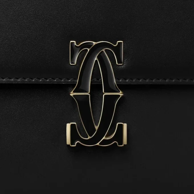Axelväska, Mini, Double C De Cartier – Svart kalvskinn, guld- och svart emaljfinish – Cartier Axelväska, Mini, Double C De Cartier – Svart kalvskinn, guld- och svart emaljfinish – Cartier