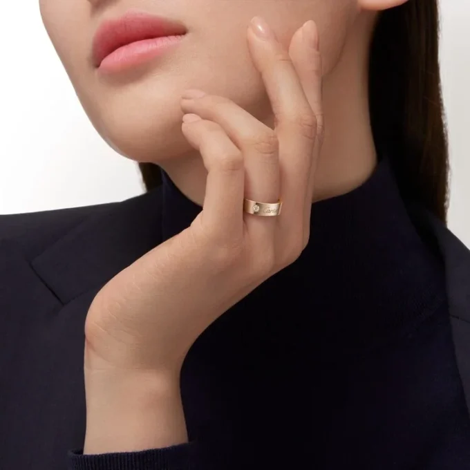 C De Cartier vigselring, 5 mm bredd, 1 diamant C De Cartier vigselring, 5 mm bredd, 1 diamant