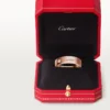 C De Cartier vigselring, 5 mm bredd, 1 diamant C De Cartier vigselring, 5 mm bredd, 1 diamant