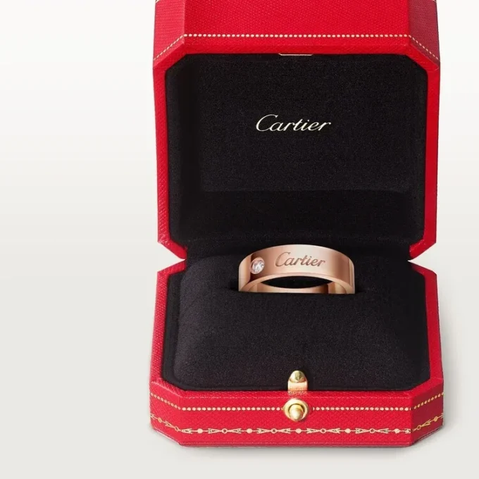 C De Cartier vigselring, 5 mm bredd, 1 diamant C De Cartier vigselring, 5 mm bredd, 1 diamant