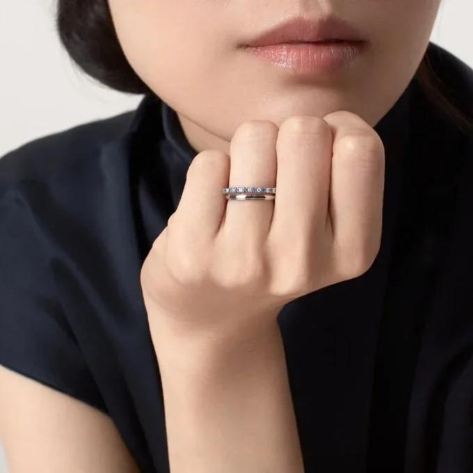 Etincelle De Cartier vigselring – platina, safirer, diamanter – Cartier