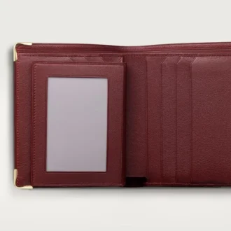 Flerfackig plånbok, Must De Cartier – vinrött kalvskinn, guldfärgad finish – Cartier