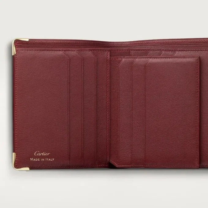 Flerfackig plånbok, Must De Cartier – vinrött kalvskinn, guldfärgad finish – Cartier Flerfackig plånbok, Must De Cartier – vinrött kalvskinn, guldfärgad finish – Cartier