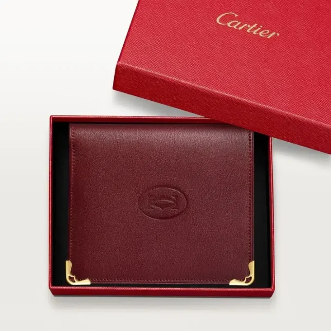 Flerfackig plånbok, Must De Cartier – vinrött kalvskinn, guldfärgad finish – Cartier Flerfackig plånbok, Must De Cartier – vinrött kalvskinn, guldfärgad finish – Cartier