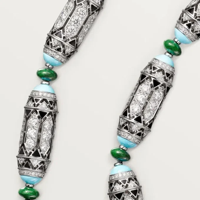 Högklassigt smycke – vitguld, kalcedon, skarn, turkos, svart lack, diamanter – Cartier Högklassigt smycke – vitguld, kalcedon, skarn, turkos, svart lack, diamanter – Cartier