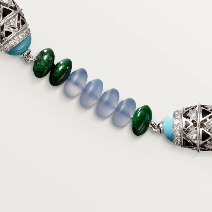 Högklassigt smycke – vitguld, kalcedon, skarn, turkos, svart lack, diamanter – Cartier Högklassigt smycke – vitguld, kalcedon, skarn, turkos, svart lack, diamanter – Cartier
