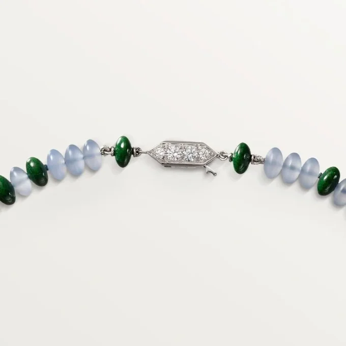 Högklassigt smycke – vitguld, kalcedon, skarn, turkos, svart lack, diamanter – Cartier Högklassigt smycke – vitguld, kalcedon, skarn, turkos, svart lack, diamanter – Cartier