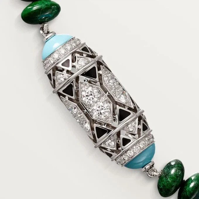 Högklassigt smycke – vitguld, kalcedon, skarn, turkos, svart lack, diamanter – Cartier Högklassigt smycke – vitguld, kalcedon, skarn, turkos, svart lack, diamanter – Cartier