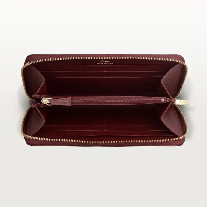 Internationell plånbok med dragkedja, Must De Cartier – vinrött kalvskinn, guldfinish – Cartier Internationell plånbok med dragkedja, Must De Cartier – vinrött kalvskinn, guldfinish – Cartier