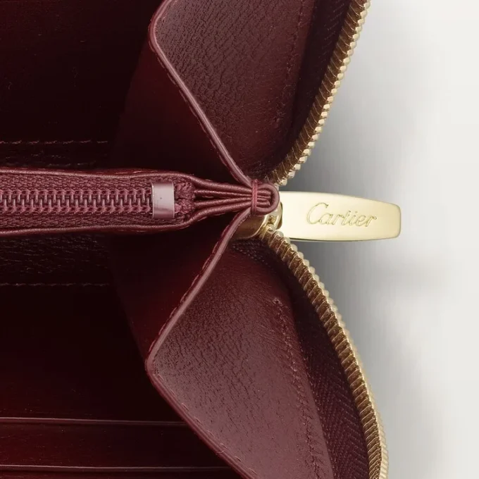 Internationell plånbok med dragkedja, Must De Cartier – vinrött kalvskinn, guldfinish – Cartier Internationell plånbok med dragkedja, Must De Cartier – vinrött kalvskinn, guldfinish – Cartier