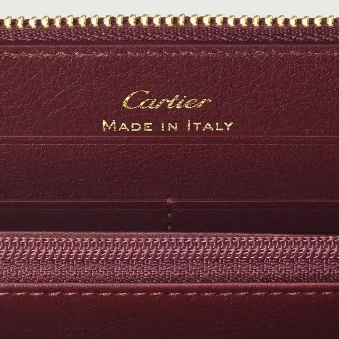 Internationell plånbok med dragkedja, Must De Cartier – vinrött kalvskinn, guldfinish – Cartier Internationell plånbok med dragkedja, Must De Cartier – vinrött kalvskinn, guldfinish – Cartier