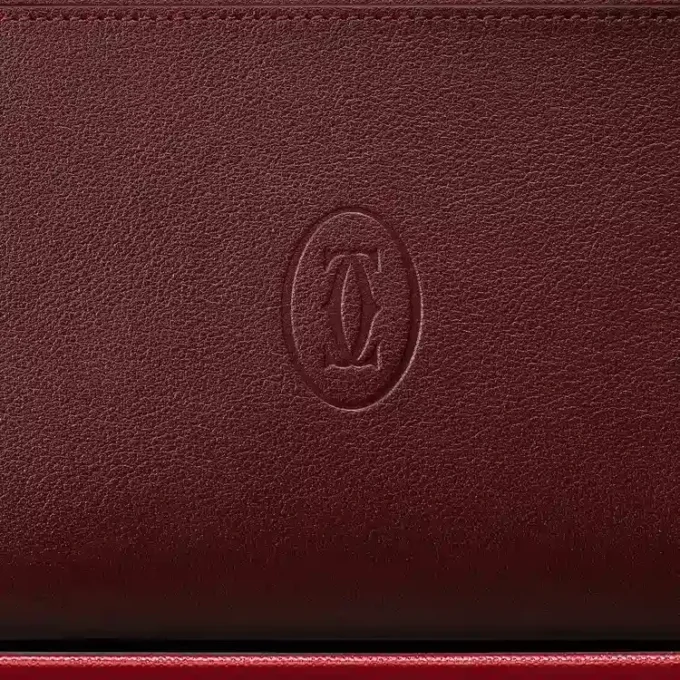 Internationell plånbok med dragkedja, Must De Cartier – vinrött kalvskinn, guldfinish – Cartier Internationell plånbok med dragkedja, Must De Cartier – vinrött kalvskinn, guldfinish – Cartier