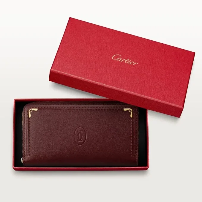 Internationell plånbok med dragkedja, Must De Cartier – vinrött kalvskinn, guldfinish – Cartier Internationell plånbok med dragkedja, Must De Cartier – vinrött kalvskinn, guldfinish – Cartier