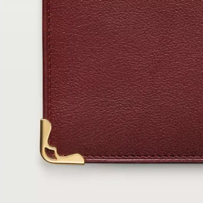 Internationell plånbok med sidor, Must De Cartier – vinrött kalvskinn, guldfinish – Cartier Internationell plånbok med sidor, Must De Cartier – vinrött kalvskinn, guldfinish – Cartier