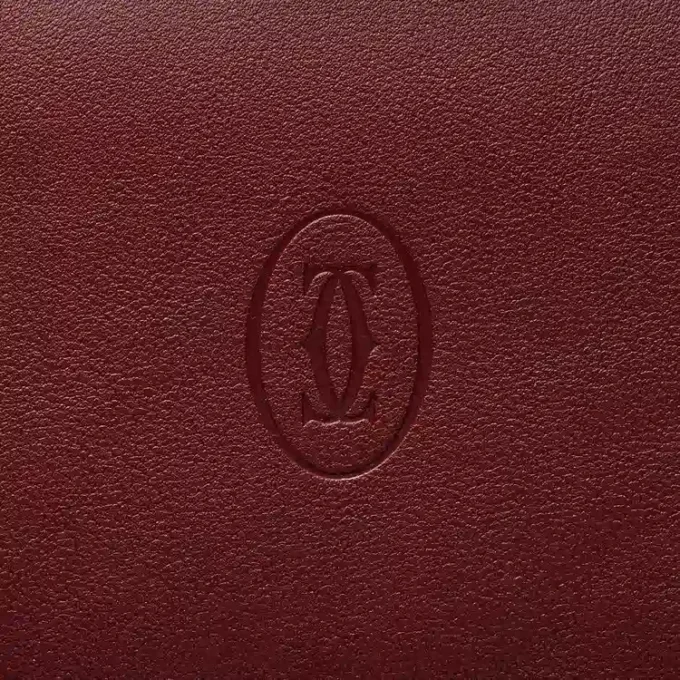 Internationell plånbok med sidor, Must De Cartier – vinrött kalvskinn, guldfinish – Cartier Internationell plånbok med sidor, Must De Cartier – vinrött kalvskinn, guldfinish – Cartier