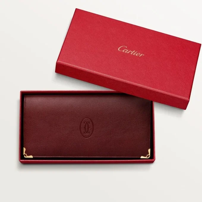 Internationell plånbok med sidor, Must De Cartier – vinrött kalvskinn, guldfinish – Cartier Internationell plånbok med sidor, Must De Cartier – vinrött kalvskinn, guldfinish – Cartier