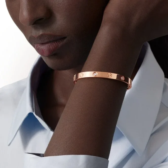Kärleksarmband, klassisk modell, 4 diamanter Kärleksarmband, klassisk modell, 4 diamanter
