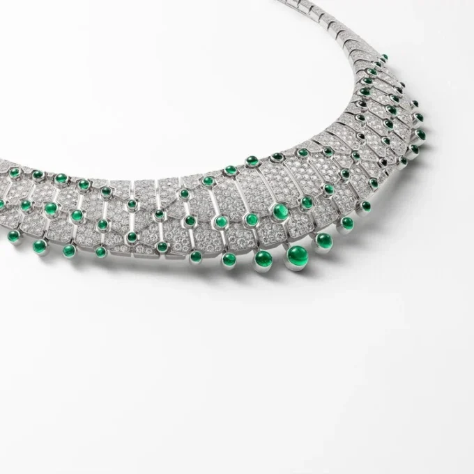 Le Voyage Recommence-halsband, smaragd, pavé