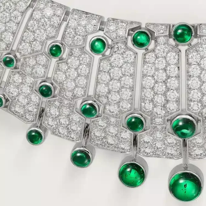 Le Voyage Recommence-halsband, smaragd, pavé