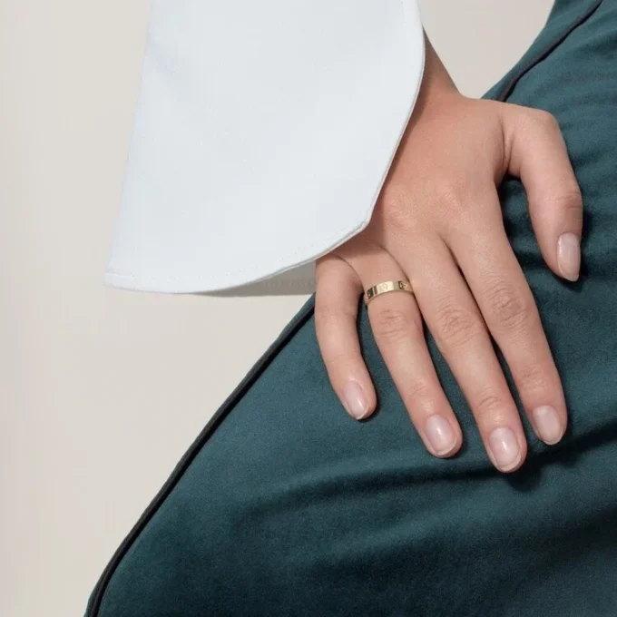 Love-vigselring i gult guld, liten modell | Cartier Us