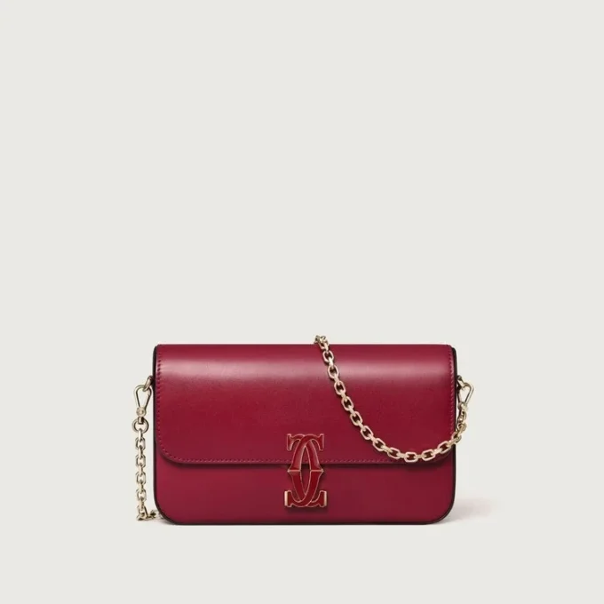 Mini-kedjeväska, Double C de Cartier – körsbärsrött kalvskinn, guld och körsbärsröd emaljfinish – Cartier Mini-kedjeväska, Double C de Cartier – körsbärsrött kalvskinn, guld och körsbärsröd emaljfinish – Cartier