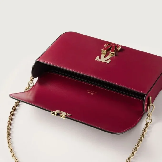 Mini-kedjeväska, Double C de Cartier – körsbärsrött kalvskinn, guld och körsbärsröd emaljfinish – Cartier Mini-kedjeväska, Double C de Cartier – körsbärsrött kalvskinn, guld och körsbärsröd emaljfinish – Cartier
