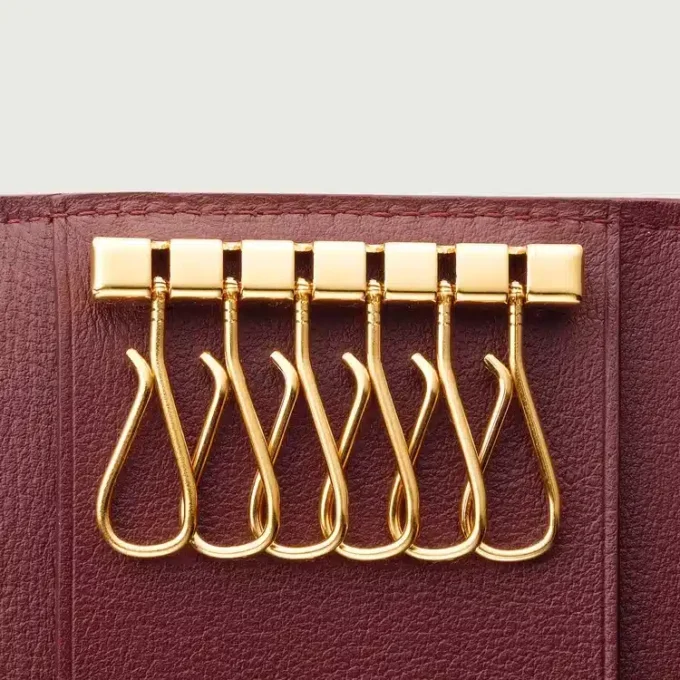 Nyckelring med 6 nycklar, Must De Cartier – vinrött kalvskinn, guldfärgad finish – Cartier Nyckelring med 6 nycklar, Must De Cartier – vinrött kalvskinn, guldfärgad finish – Cartier