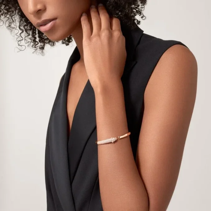 Panthere De Cartier-armband, liten modell, halvpavé