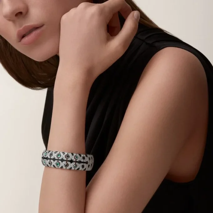 Panthere De Cartier-armband, smaragd, pavé Panthere De Cartier-armband, smaragd, pavé
