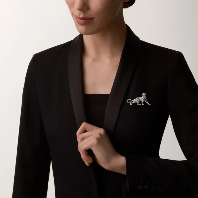 Panthere De Cartier-brosch – vitguld, smaragder, onyx, diamanter – Cartier