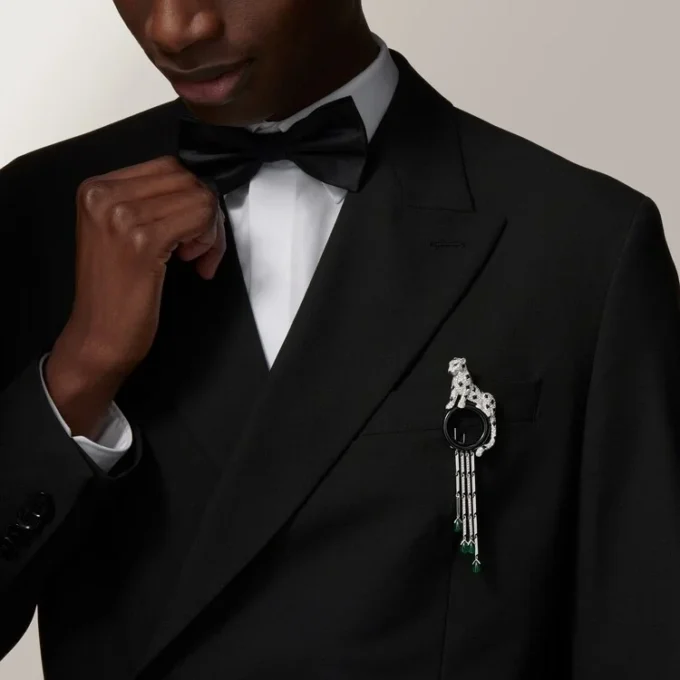 Panthere De Cartier-brosch – vitguld, smaragder, onyx, diamanter – Cartier Panthere De Cartier-brosch – vitguld, smaragder, onyx, diamanter – Cartier