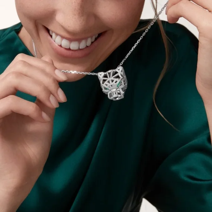 Panthere De Cartier-halsband – vitguld, smaragder, diamanter, onyx – Cartier Panthere De Cartier-halsband – vitguld, smaragder, diamanter, onyx – Cartier