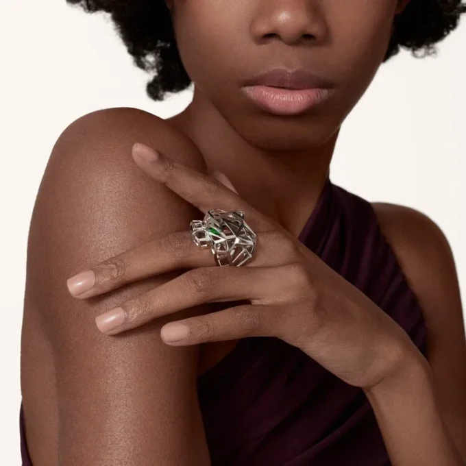 Panthere De Cartier-ring – icke-rodierat vitguld, tsavoritgranater, onyx – Cartier Panthere De Cartier-ring – icke-rodierat vitguld, tsavoritgranater, onyx – Cartier