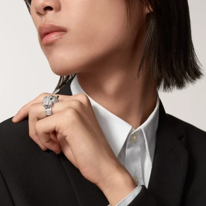Panthere De Cartier-ring – vitguld, diamanter, smaragder, onyx – Cartier