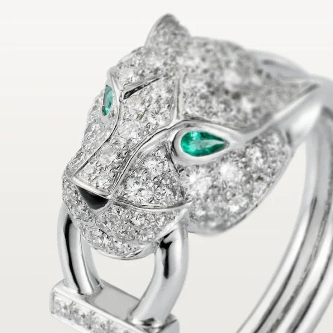 Panthere De Cartier-ring – vitguld, diamanter, smaragder, onyx – Cartier