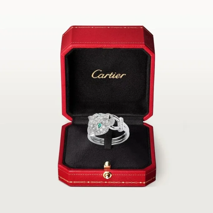 Panthere De Cartier-ring – vitguld, diamanter, smaragder, onyx – Cartier
