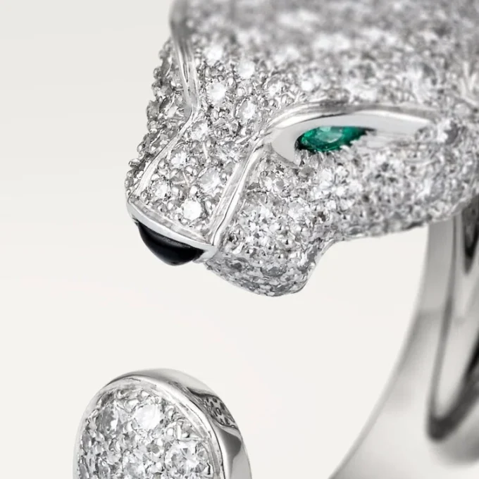 Panthere De Cartier-ring – vitguld, diamanter, smaragder, onyx – Cartier
