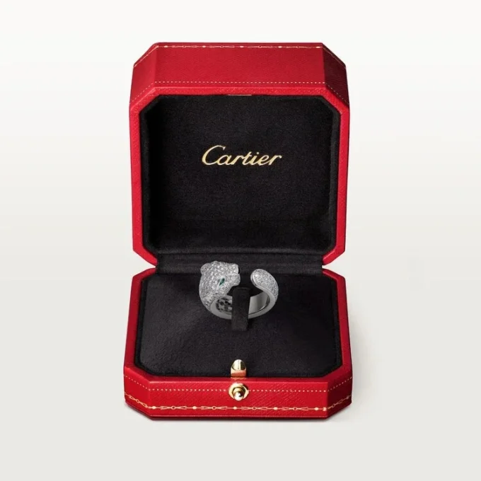 Panthere De Cartier-ring – vitguld, diamanter, smaragder, onyx – Cartier