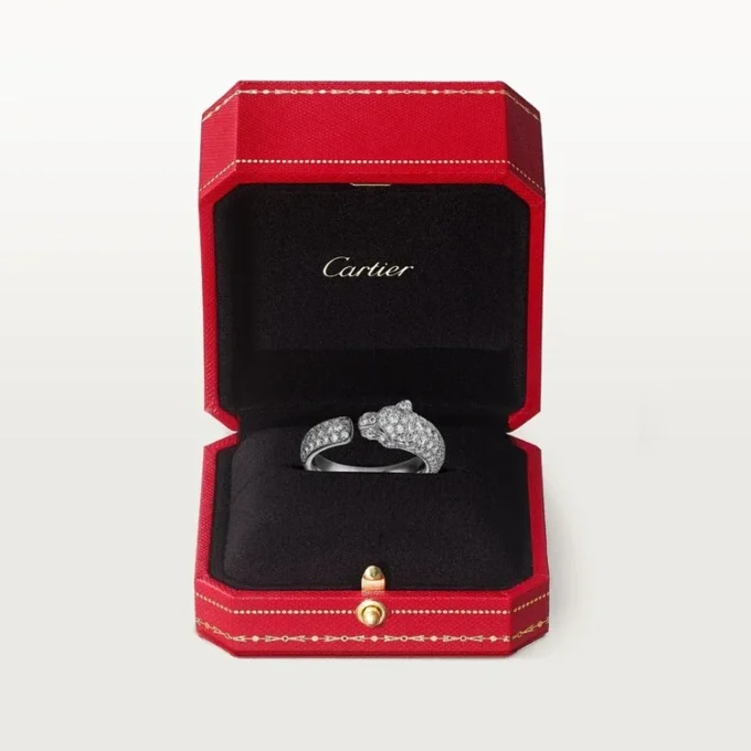Panthere De Cartier-ring – vitguld, smaragder, onyx, diamanter – Cartier Panthere De Cartier-ring – vitguld, smaragder, onyx, diamanter – Cartier