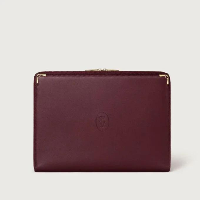 Portfölj, Must De Cartier – vinrött kalvskinn, guldfinish – Cartier Portfölj, Must De Cartier – vinrött kalvskinn, guldfinish – Cartier