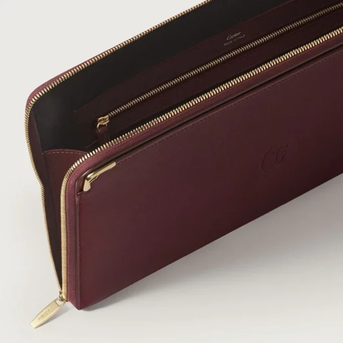 Portfölj, Must De Cartier – vinrött kalvskinn, guldfinish – Cartier Portfölj, Must De Cartier – vinrött kalvskinn, guldfinish – Cartier
