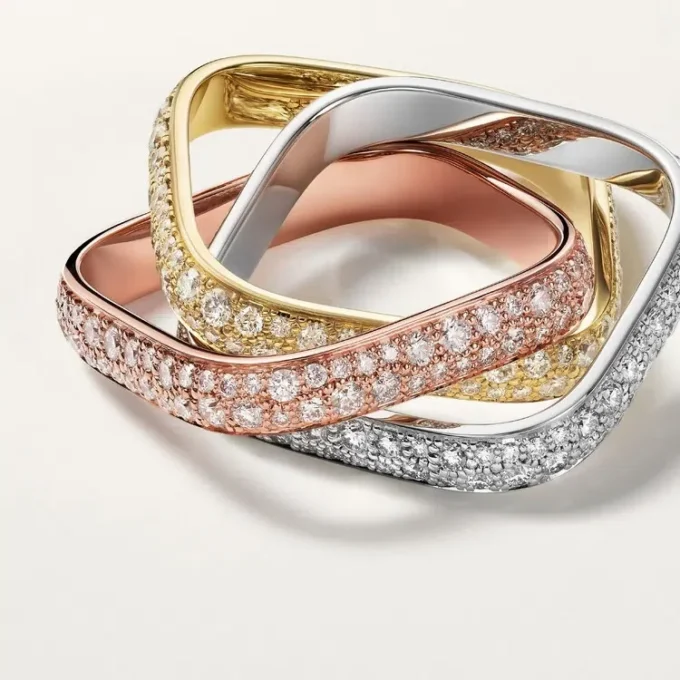 Trinity Cushion-ring, klassisk modell, pavé Trinity Cushion-ring, klassisk modell, pavé