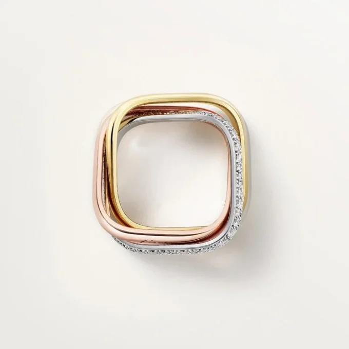 Trinity-ring, kuddeformad, medelstor modell, halvpavé Trinity-ring, kuddeformad, medelstor modell, halvpavé