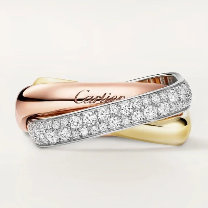 Trinity-ring, kuddeformad, medelstor modell, halvpavé Trinity-ring, kuddeformad, medelstor modell, halvpavé
